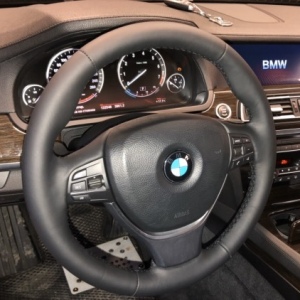 Перетяжка руля на BMW 7 натуральной автомобильной кожей в Спб